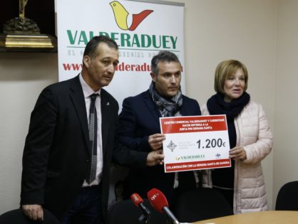 El Centro Comercial Valderaduey entrega a la Junta pro Semana Santa 1.200 euros para la organización del Congreso Nacional de Cofradías