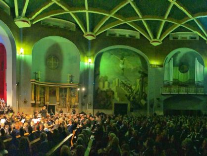 La música de Frisina clausura en una abarrotada iglesia de María Auxiliadora el VII Congreso Nacional