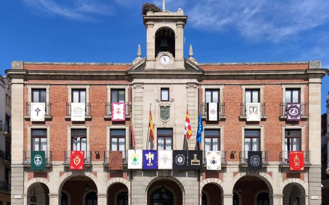 La Plaza Mayor ya se «viste» de Pasión