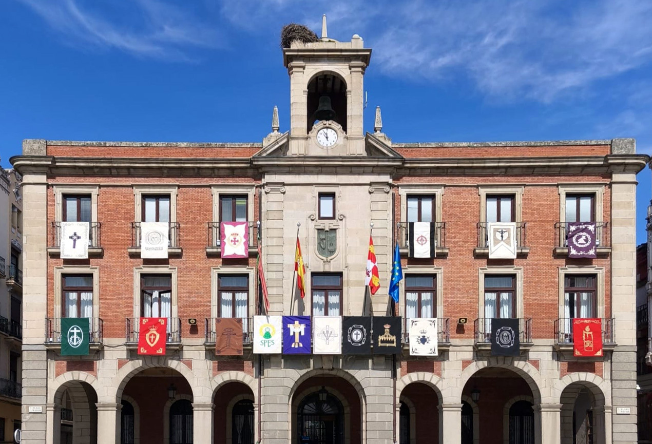 La Plaza Mayor ya se «viste» de Pasión Reposteros de la Semana Santa de Zamora colgando de los balcones del Ayuntamiento